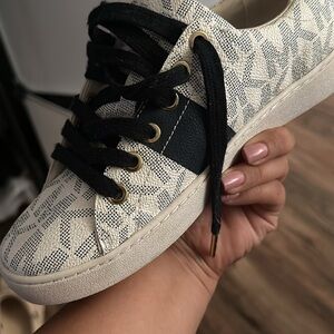 Stylish Women's Lace-Up Sneakers